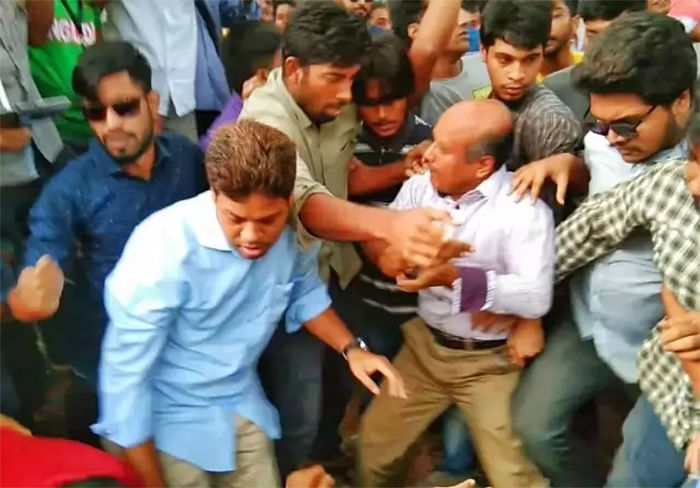 BCL men allegedly attacks demonstrating teachers and students in JU. Photo: Prothom Alo