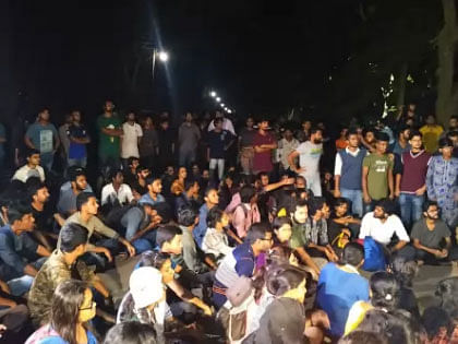 Students stage demonstration protesting against the attacks by BCL and the decision of closing Jahangirnagar University around 10:00pm on 5 November 2019. Photo: Maidul Islam