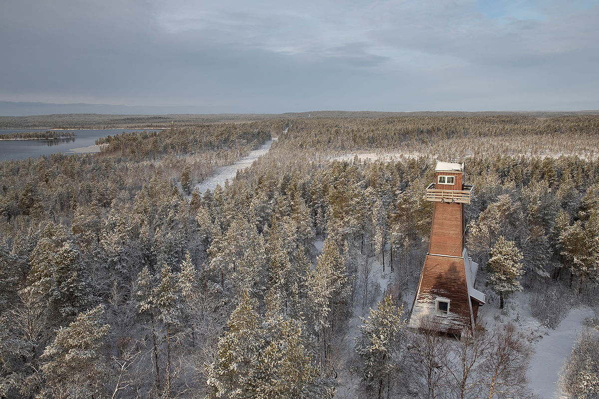 An observational tower overlooks the Norway-Russia border from the Norwegian side in Pasvik valley, Finnmark county, Norway, on 23 October 2019. Photo: Reuters