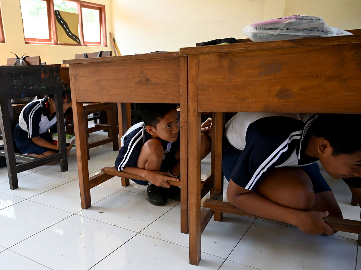 Students take part in a tsunami and earthquake drill in Jimbaran on Indonesia`s resort island of Bali on 5 November 2019. Photo: AFP