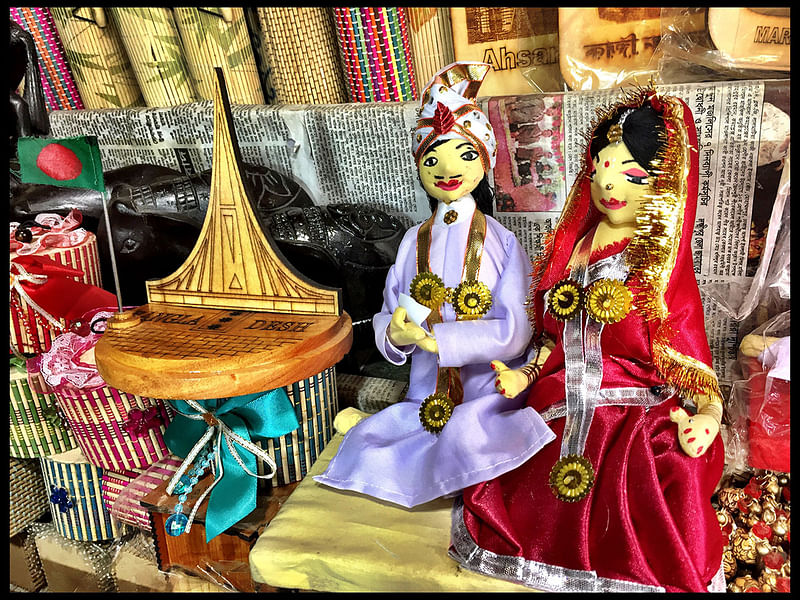 Replicas of bridegrooms in traditional attire and Jatiyo Smriti Shoudho (National Martyrs’ Memorial) displayed at a makeshift store in Dhaka university area. Photo: Farjana Liakat