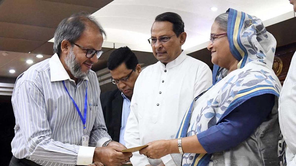 Prime minister Sheikh Hasina on Thursday distributes cheques of financial assistance at a ceremony at her office (PMO) among sick, financially insolvent and injured journalists as well as the families of journalists killed in road accidents. Photo: PID