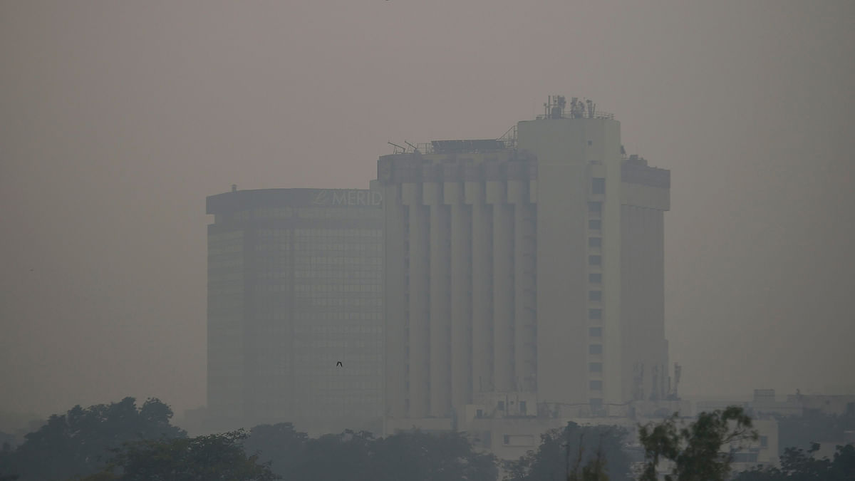 Buildings are seen covered in thick smog in New Delhi on 7 November 2019. Police have arrested more than 80 farmers in a northern Indian state for starting some of the fires blamed for the new pollution crisis in New Delhi and other cities, officials said 7 November. Photo: AFP