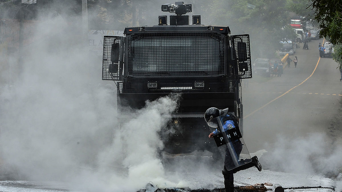 Riot police try to disperse villagers blocking a road as a protest against the construction of a housing project at La Tigra National Park, in El Chimbo, north of Tegucigalpa, on 7 November 2019. Photo: AFP