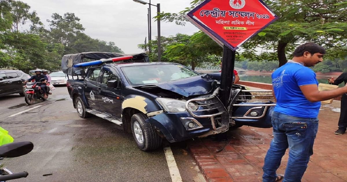 Three people, including two cops, have been injured in a road accident near Chandrima Udyan in Sher-e-Banglanagar of the city on Friday. Photo: UNB