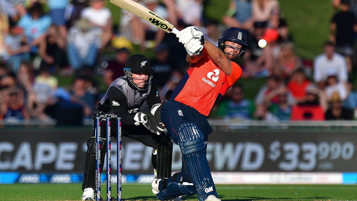 England`s Dawid Malan (R) plays a shot watched by New Zealand`s wicket-keeper Tim Seifert during the Twenty20 cricket match between New Zealand and England at McLean Park in Napier on 8 November 2019. Photo: AFP