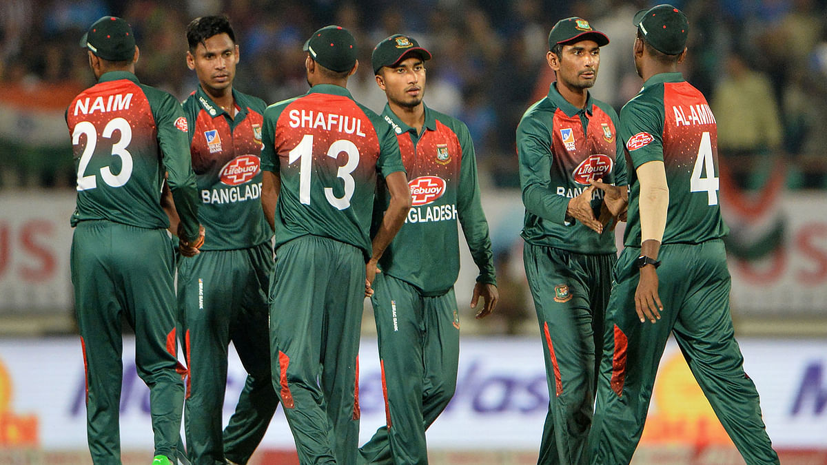 Bangladeshi team captain Mahmud Ullah (2R) shakes hand with team players after loosing the match during the 2nd T20 International cricket match of three-match series between Bangladesh and India, at the Saurashtra Cricket Association Stadium in Rajkot on 7 November 2019. Photo: AFP