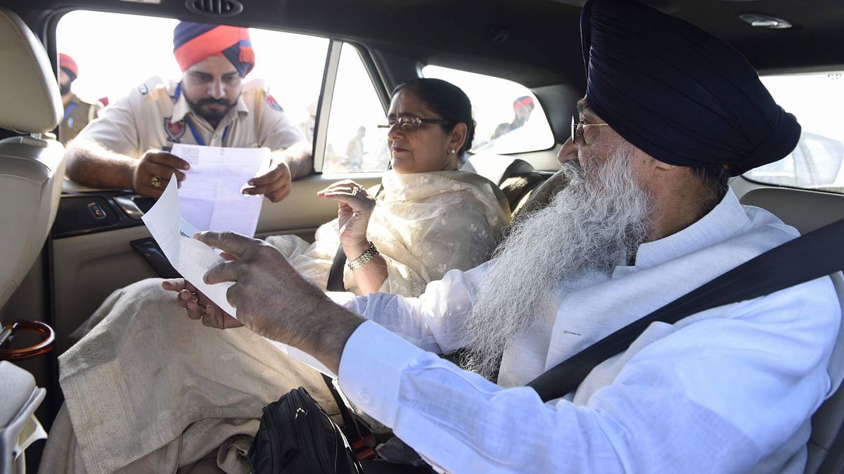 Sikh pilgrims show their documnets to police before crossing over to Pakistan for the inauguration ceremony of the Kartarpur Corridor in Dera Baba Nanak on 9 November, 2019, as Indian Sikh pilgrims visited the shrine of Baba Guru Nanak Dev at the Gurdwara Darbar Sahib. Photo: AFP