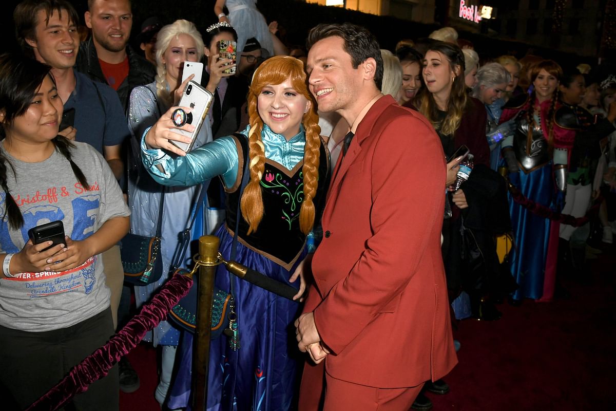 Jonathan Groff (R) poses with fans at the premiere of Disney`s `Frozen 2` at Dolby Theatre on 7 November 2019 in Hollywood, California. Photo: AFP