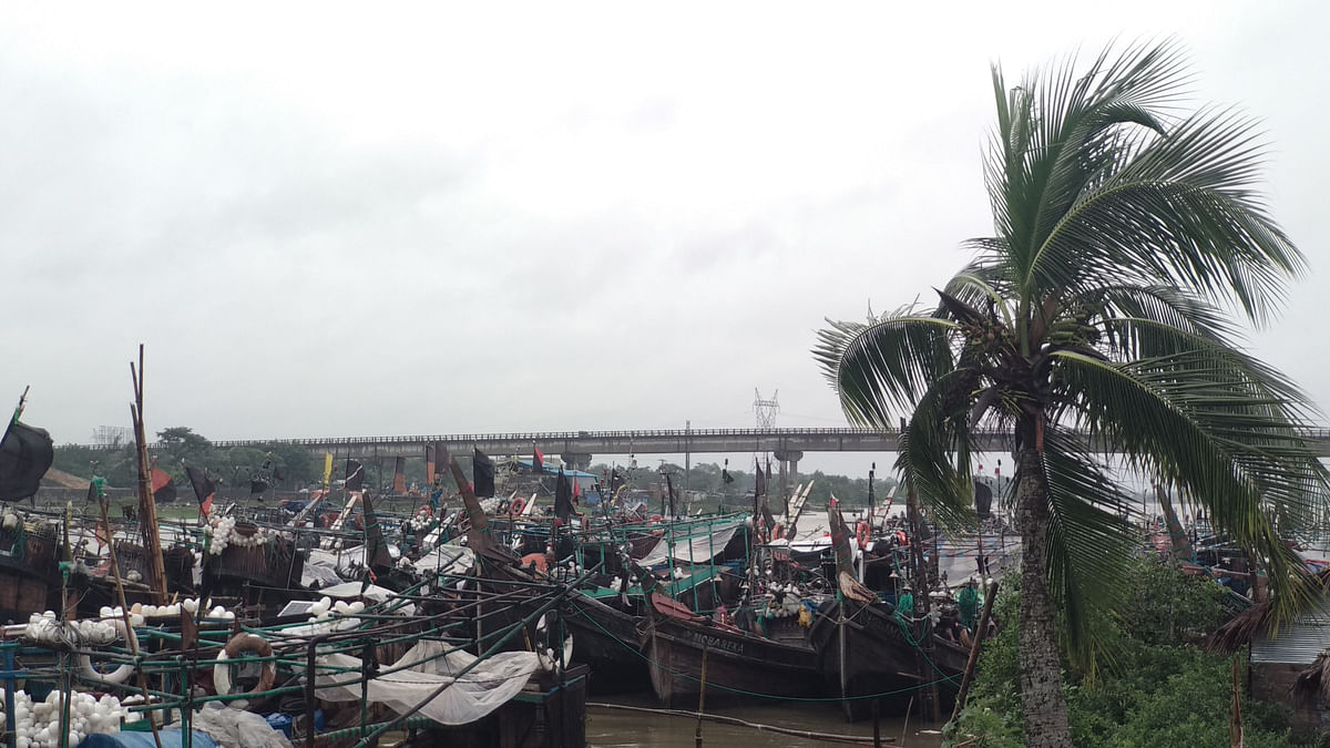 Fishermen return from the sea as it is very rough due to the peripheral effect of very severe cyclonic storm Bulbul. Inzamamul Haque takes this photo at KB Bazar Ghat, the main fish market in Bagerhat on Saturday.