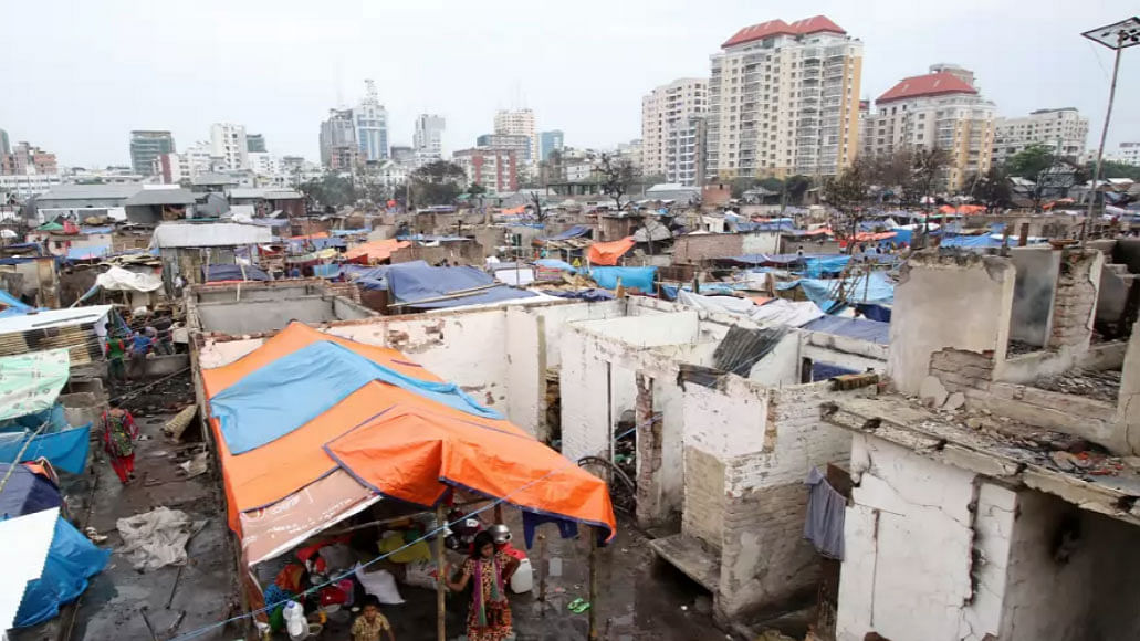 People in Karail slum are seen by the high-rise buildings in Gulshan, Dhaka. Prothom Alo File Photo