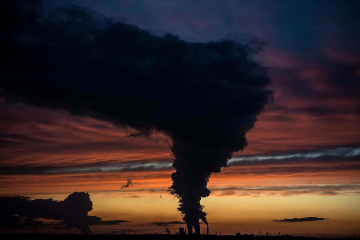 A red and blue colored sky is pictured at sunset as steam rises from the chimneys of Niederaussen lignite-fired power plant in Roggendorf, western Germany on 8 November 2019. Photo: AFP