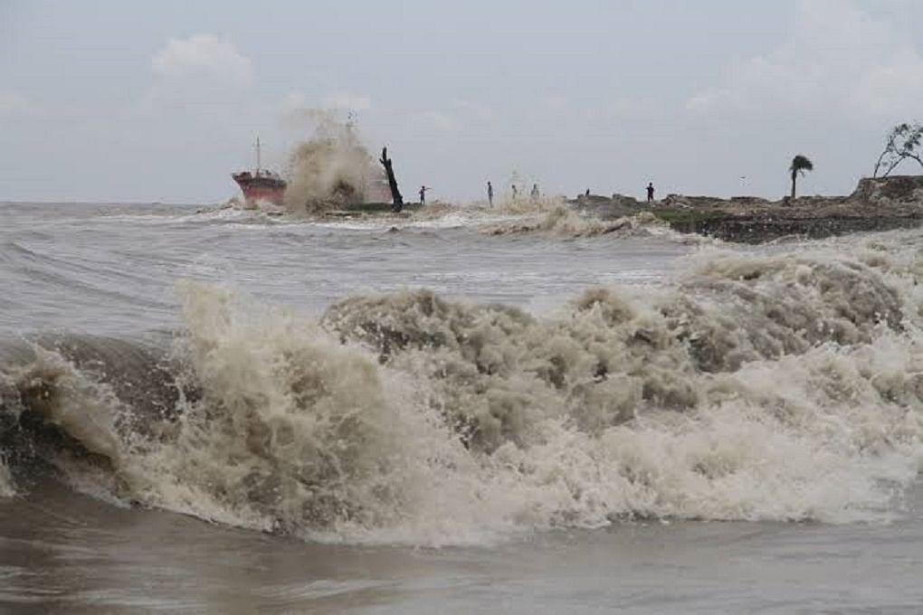 Sea is rough due to peripheral influence of cyclonic storm Bulbul. Photo: UNB