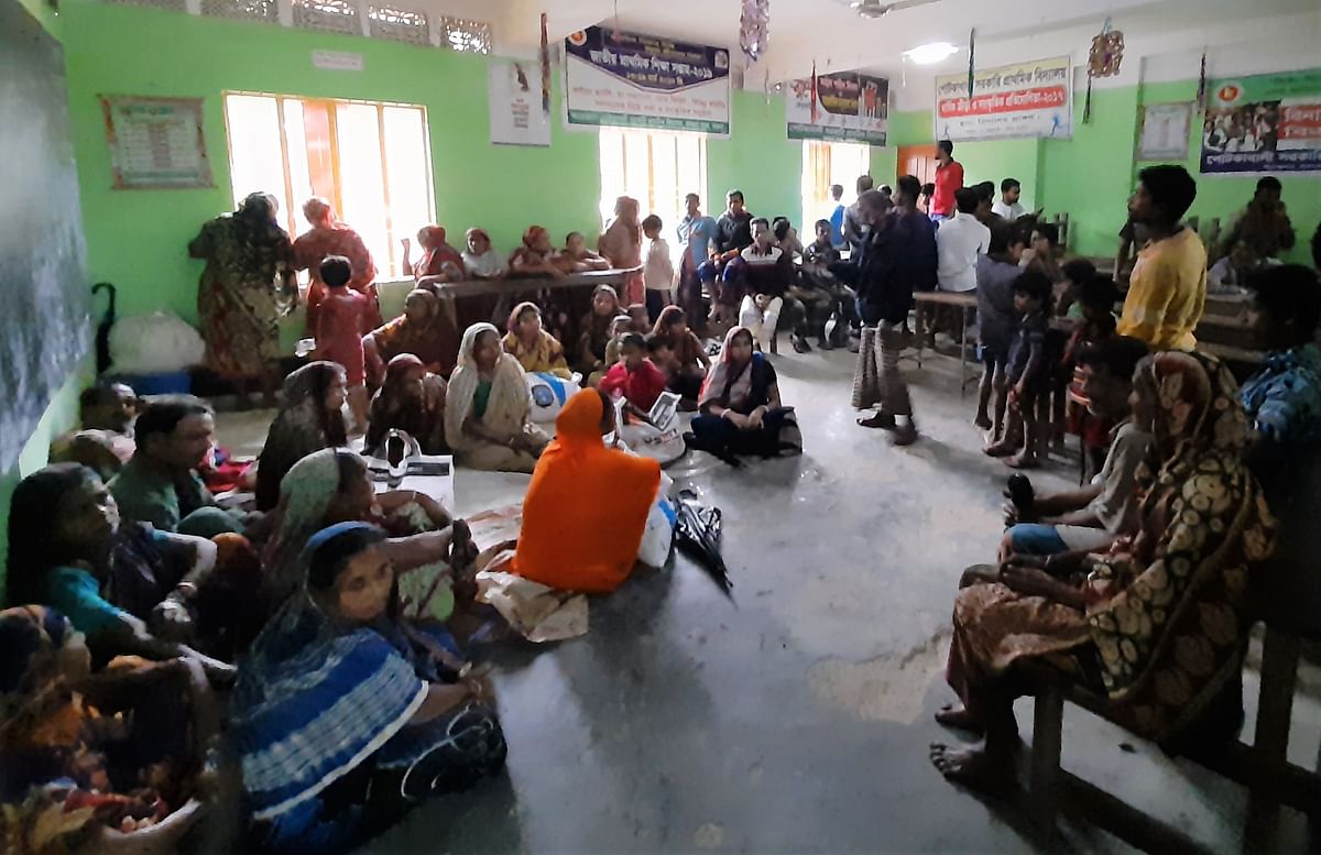 People take refuge at a cyclone centre at Potkakhali Primary School at Barguna due to the approaching cyclone Bulbul on 9 Novemebr 2019. Photo: Prothom Alo