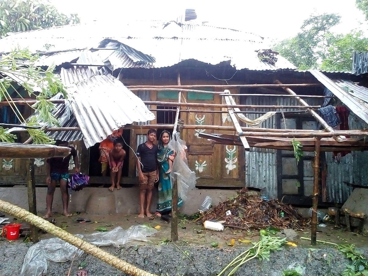 Cyclone Bulbul damages a house at Rampur area of Mirzaganj upazila of Patuakhali on 10 November. Photo: Zakir Hossain