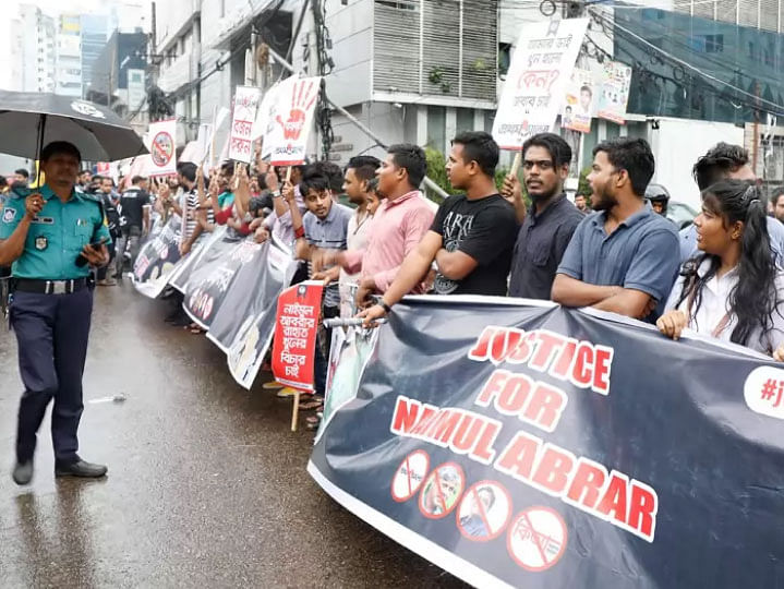 Students on Saturday held demonstrations at Karwan Bazar demanding trial of those responsible for the death of Dhaka Residential Model College student Naimul Abrar. Photo: Prothom Alo