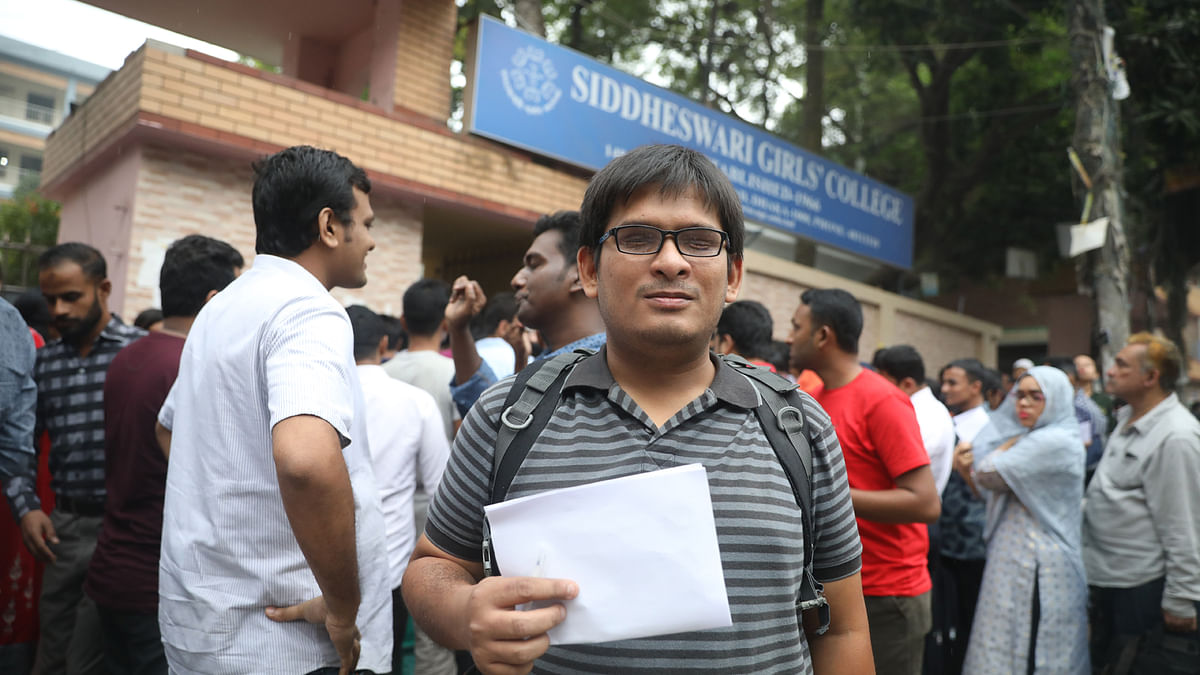 A visually-impaired job-seeker stages demonstration in front of the exam centre at Bailey Road, Dhaka after failing to secure permission for the allotment of a scribe for the assistant judge recruitment exam. 8 November 2019. Photo: Abdus Salam