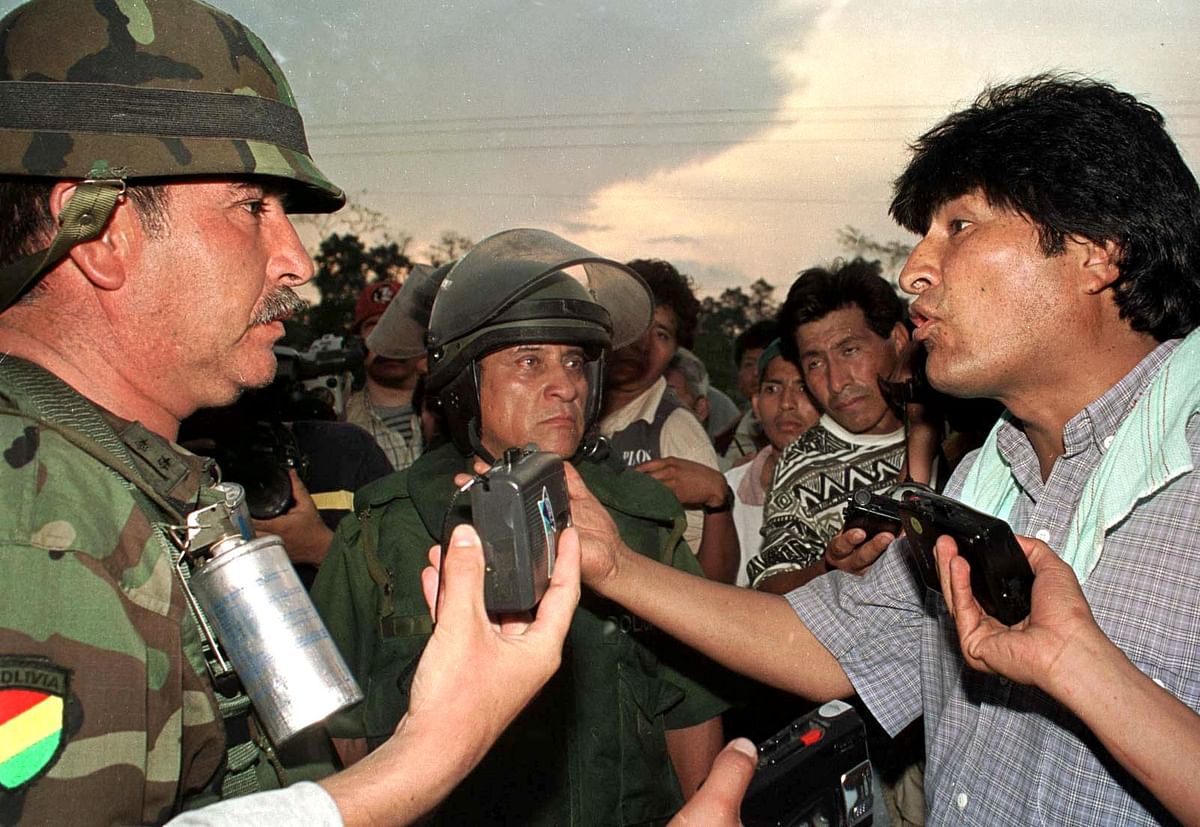 In this file picture taken on 20 September 2000 the Bolivian leader of coca growers Evo Morales (R) talks with Bolivian Army Colonel Waldo Rocabado in Villa Tunari, Bolivia, some 600 km (370 miles) east of La Paz, minutes before Bolivian army and police forces used tear gas against farmers blocking the highway from Cochabamba to Santa Cruz. Photo: AFP