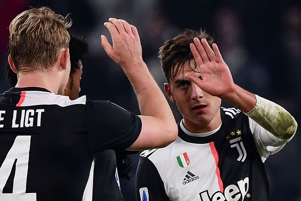 Juventus` Portuguese forward Cristiano Ronaldo (R) leaves the pitch after being substituted by Juventus` Argentine forward Paulo Dybala (L) during the Italian Serie A football match Juventus vs AC Milan on 10 November, 2019 at the Juventus Allianz stadium in Turin. Photo: AFP