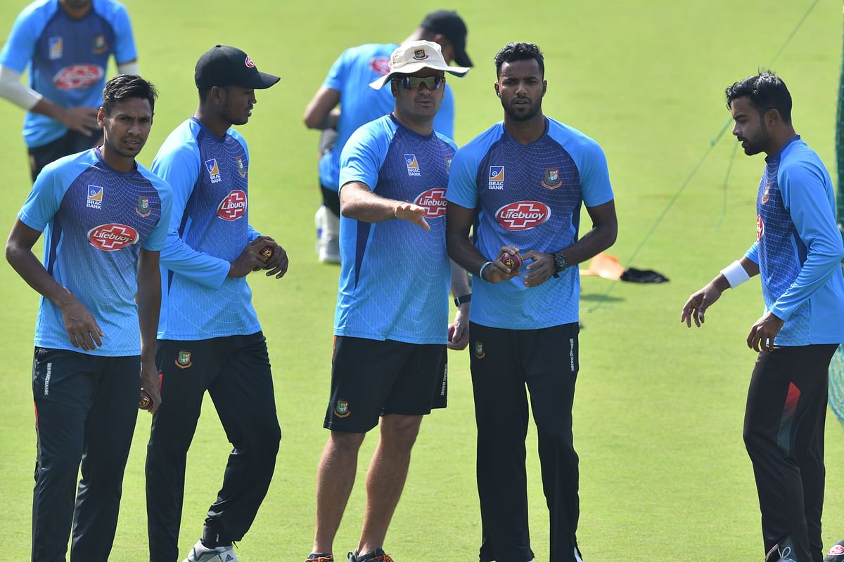 Bangladesh bowling coach and former South African cricketer Charl Langeveldt (C) speaks to cricketers (L-R) Mustafizur Rahman, Al-Amin Hossain, Ebadot Hossain and Abu Jayed during a training session at Holkar Cricket Stadium in Indore on 12 November, 2019, ahead of the first Test match between India and Bangladesh. Photo: AFP