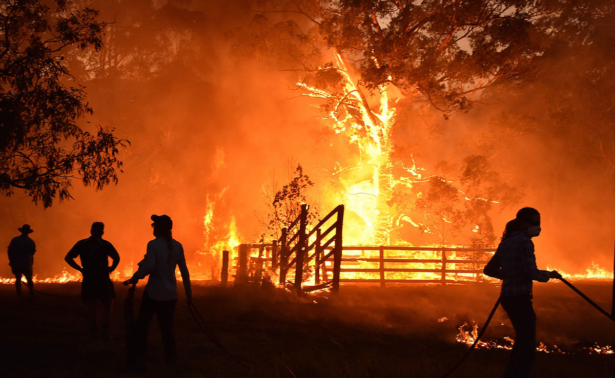 Residents defend a property from a bushfire at Hillsville near Taree, 350km north of Sydney on 12 November 2019. A state of emergency was declared on 11 November and residents in the Sydney area were warned of `catastrophic` fire danger as Australia prepared for a fresh wave of deadly bushfires that have ravaged the drought-stricken east of the country. Photo: AFP