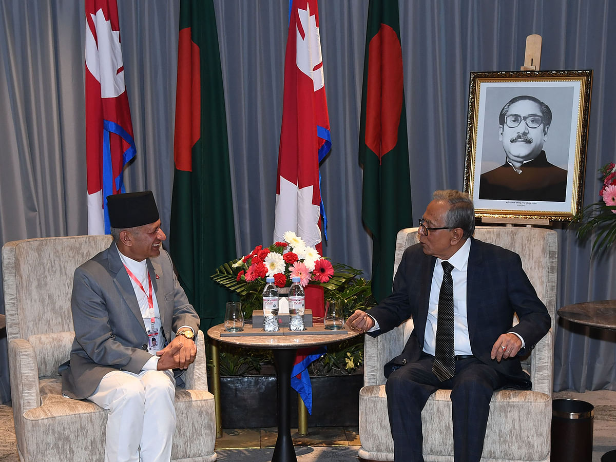 Nepal foreign minister Pradeep Kumar gyawali (L) calls on Bangladeshi president Abdul Hamid at the Marriott Kathmandu hotel in Kathmandu, Nepal on 12 November. Photo: PID