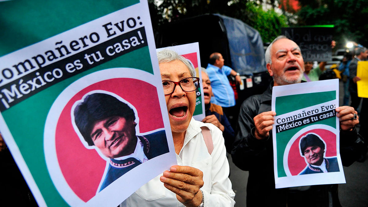 People demonstrate in support of Bolivian ex-President Evo Morales in front of the Bolivian embassy in Mexico City, on 11 November. Photo: AFP