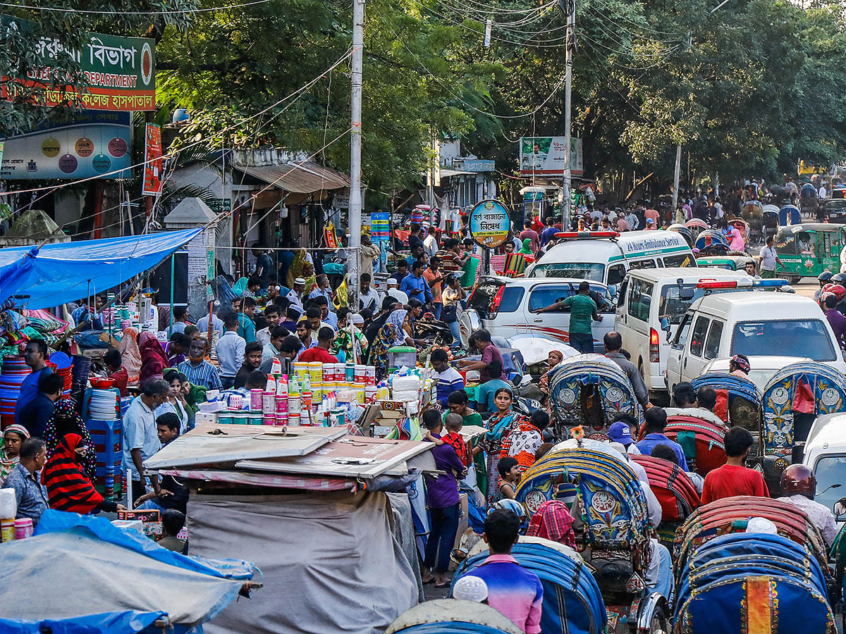 Traffic congestion formed in front of the emergency department of Dhaka Medical College Hospital in Dhaka as hawkers grab adjacent footpath and road on 11 November 2019. Photo: Dipu Malakar