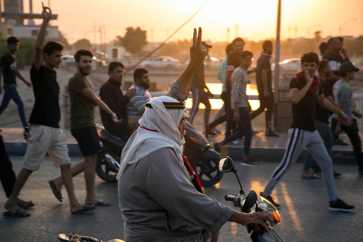 Iraqis demonstrate outside the Basra Governorate`s building on 11 November 2019 in the southern city of Basra. Photo: AFP