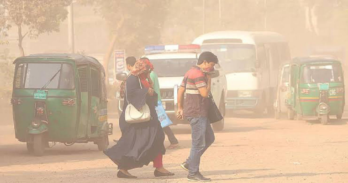 People cross a road amid dust. Photo: UNB