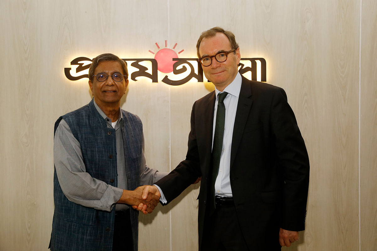 Prothom Alo editor Matiur Rahman with British high commissioner Robert Dickson at Prothom Alo office in Karwan bazar, Dhaka on 13 November. Photo: Prothom Alo