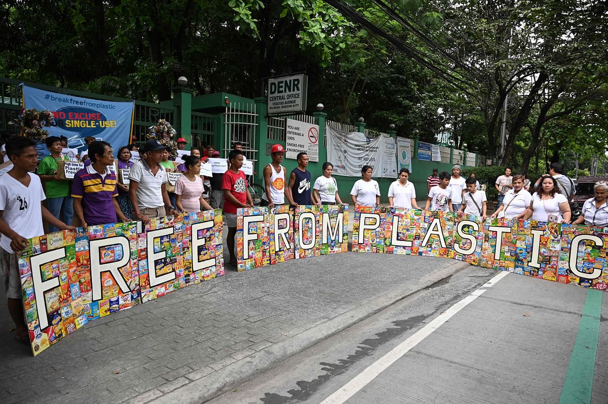 Protesters form a human chain as they display a slogan made from plastics during a `break free from plastics` campaign rally in front of the department of environment in Manila on 14 November 2019. Photo: AFP