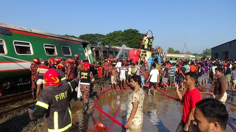 Rangpur Express, bound from Dhaka to Rangpur, braced an accident at Ullapara station in Sirajganj at around 3pm on Thursday. Photo: Prothom Alo