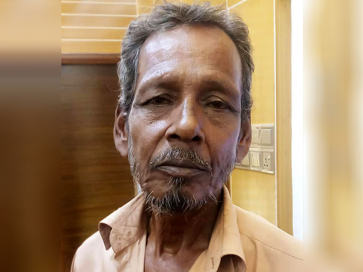 Rickshaw puller Lal Miah brought the bag and handed it over at the police station, with the entire amount of money intact. Photo: Prothom Alo