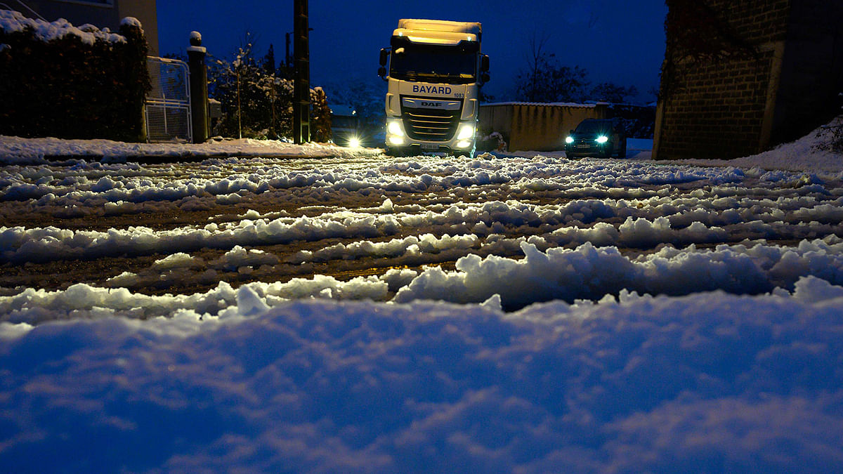 A picture taken on 15 November 2019 near Tournon-sur-Rhone, shows a truck driving on a road covered with snow. Photo: AFP