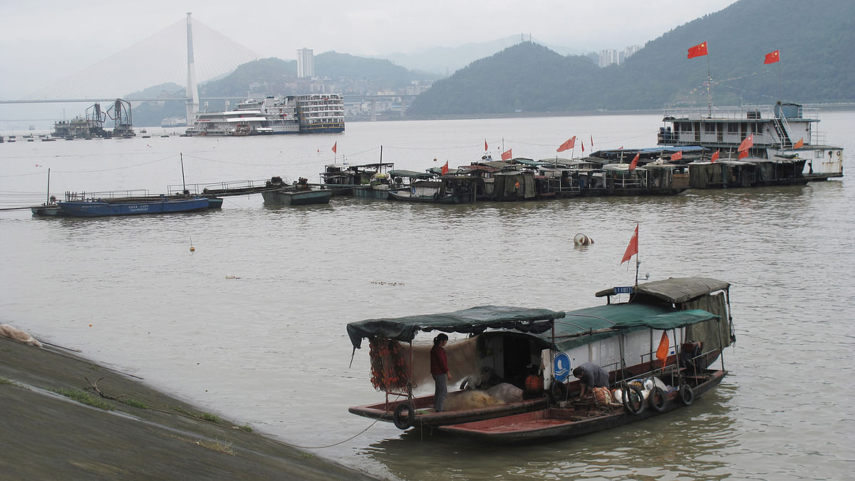 Chinese flags are seen on boats on the Yangtze river in Fengdu county in Chongqing, China. Picture taken on 15 October 2019. Photo: Reuters