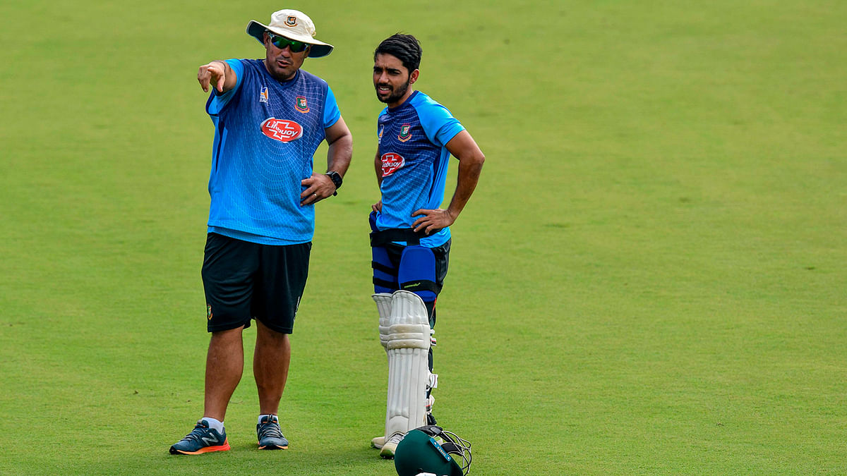 Bangladesh`s head coach Russell Domingo (L) talks with captain Mominul Haque during a training session ahead of the first Test match between India and Bangladesh at Holkar Cricket Stadium in Indore on 13 November 2019. Photo: AFP