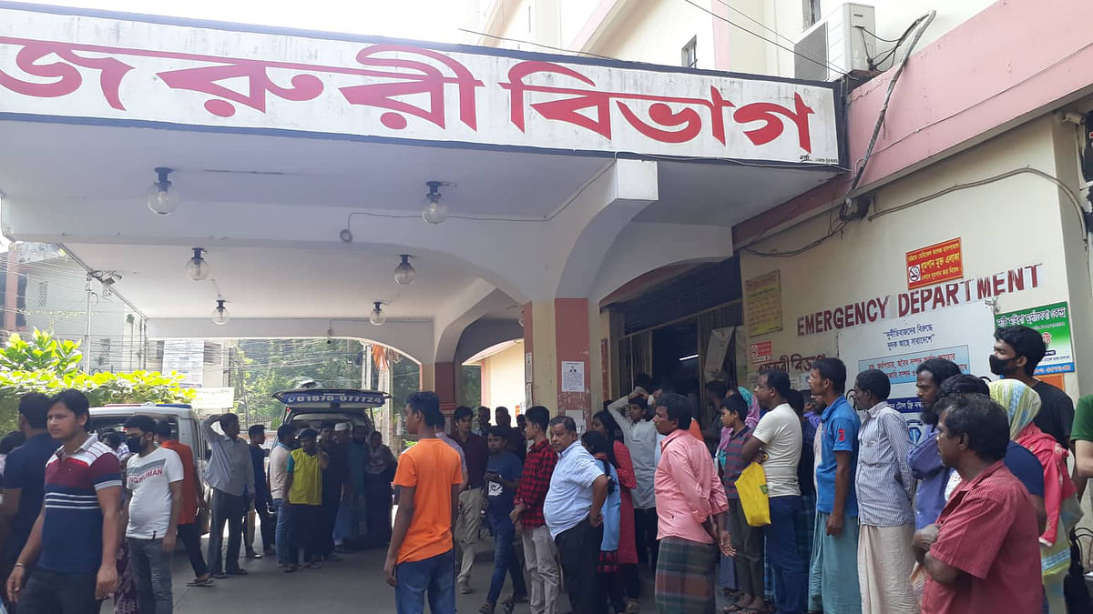 Family members of the people who sustained injuries in a wall collapse following what has been primarily assessed as a gas pipeline explosion in Patharghata, Chattogram wait eagerly in front of the emergency section of a hospital on 17 November 2019. Photo: Jewel Shill