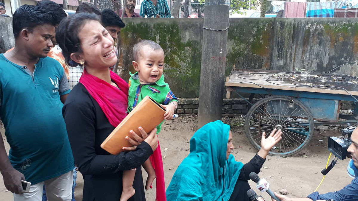 Sadia Begum, wife of Nurul Islam who was killed in a wall collapse following what has been primarily assessed as a gas pipeline explosion, wails in Patharghata, Chattogram on 17 November 2019. Photo: Jewel Shill