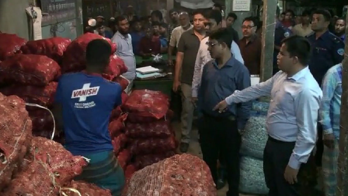NSI members seize 42 sacks of onion raiding a warehouse in Gengihata, Lakshmipur on Saturday night. Photo: UNB