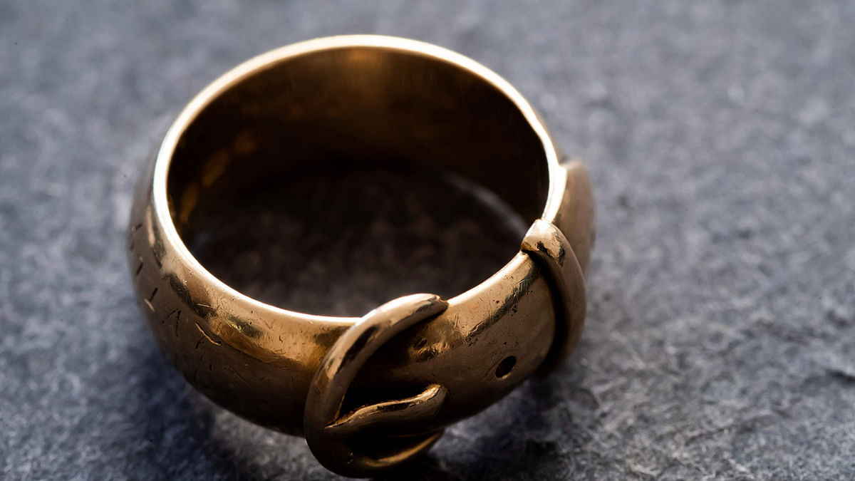 A picture taken on 30 October 2019 at the apartment of Arthur Brand in Amsterdam shows a close-up of the 18-carat golden friendship ring which is said to have belonged to Irish playwright Oscar Wilde (1854-1900). Photo: AFP