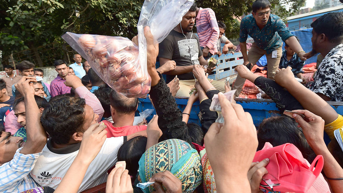 People scuffle as they purchase subsidised onions on 17 November, 2019. Photo: AFP