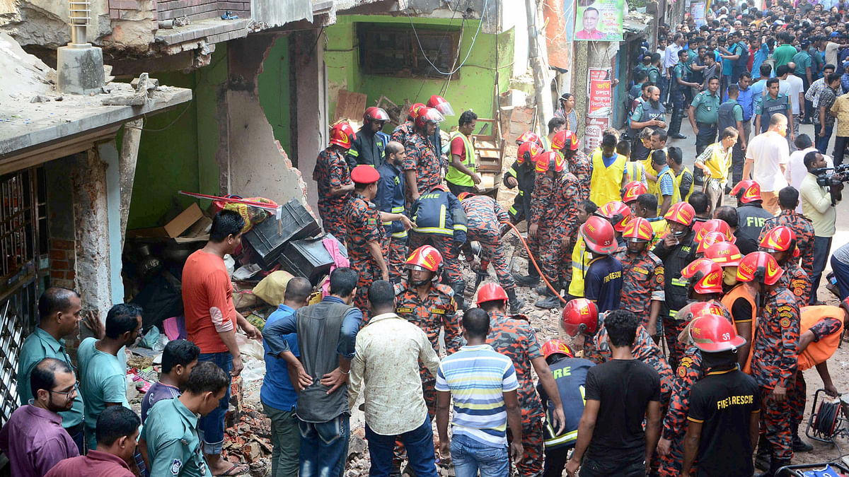 Rescue workers are seen at the site of a gas pipeline explosion in the port city of Chittagong, Bangladesh, 17 November, 2019. Photo: Reuters