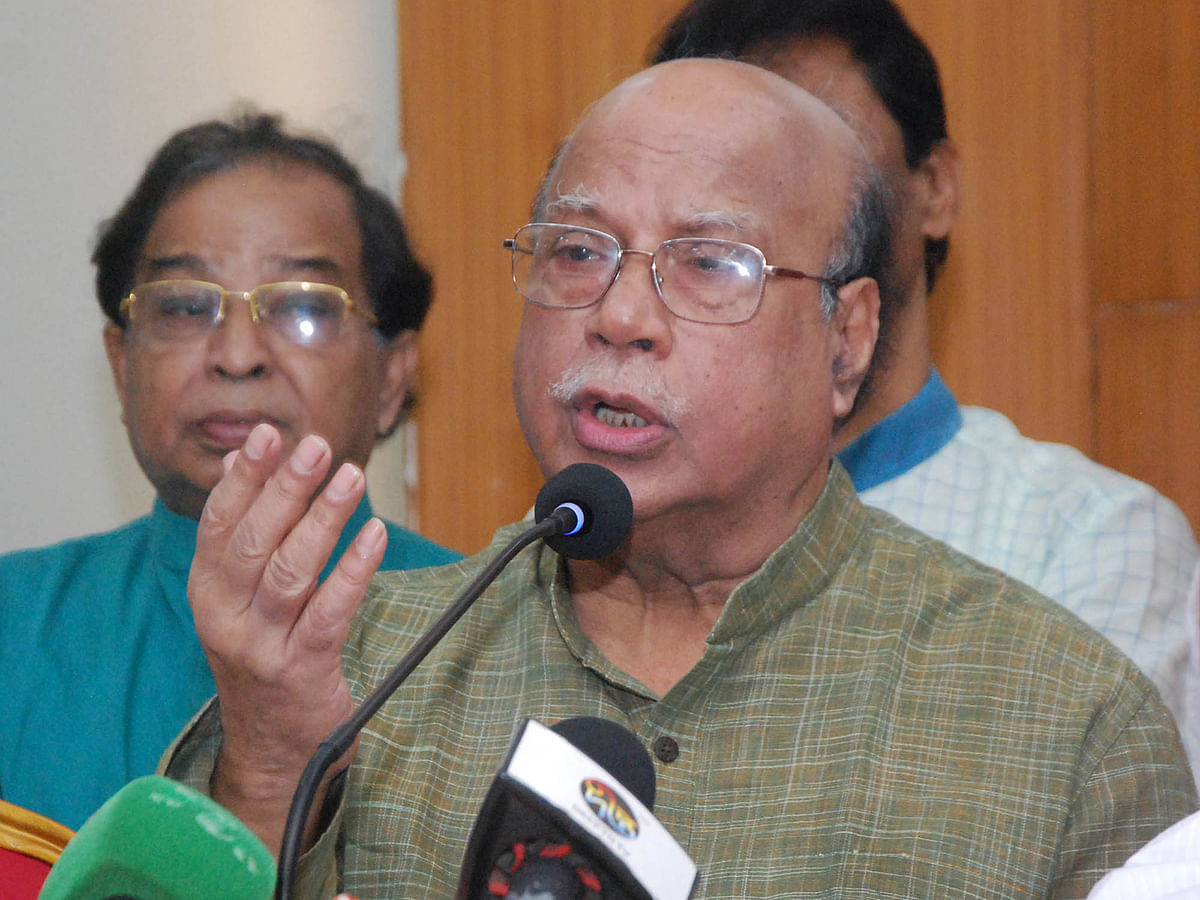 Mohammad Nasim speaking at a press conference following a meeting of 14-party at the Awami League office at Bangabandhu Avenue on Tuesday. Photo: Focus Bangla