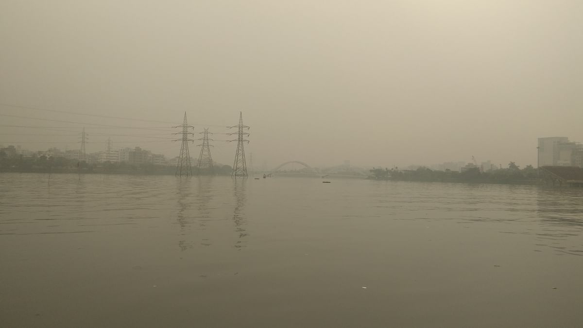 Heavy smog blurs the view of Hatijheel, the solitary navigable canal in Dhaka city. This photo taken by Toriqul Islam on 19 November 2019.