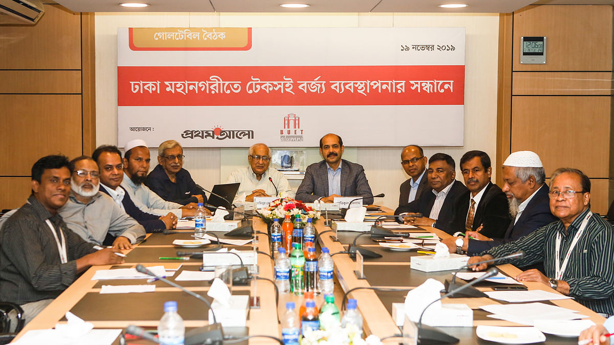 Participants pose for a photograph at a roundtable of Dhaka city’s waste management system at Karwan Bazar’s CA Bhaban on Tuesday. Photo: Prothom Alo.