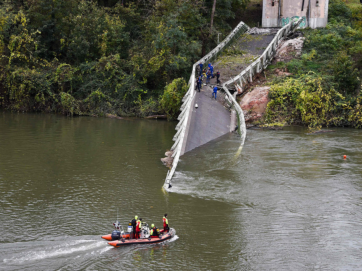 Rescuers sail near a suspension bridge which collapsed on 18 November 2019, in Mirepoix-sur-Tarn, near Toulouse, southwest France. Photo: AFP