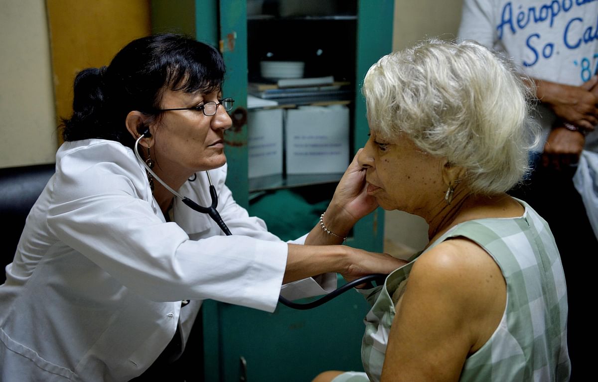 Cuban gediatrician alina gonzalez, 57, examines an elderly woman at the longevity research center (cited), where she works, in havana on 11 october 2019. Photo: AFP