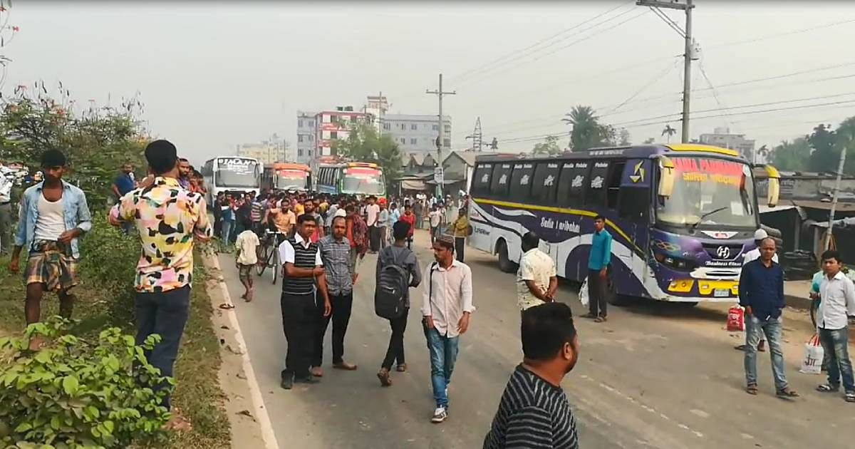 Bus workers withdrew their blockade from Mawna intersection in Sreepur area on Dhaka-Mymenisngh highway after two hours on Tuesday morning but continued an indefinite strike protesting against implementation of the Road Transport Act. Photo: UNB