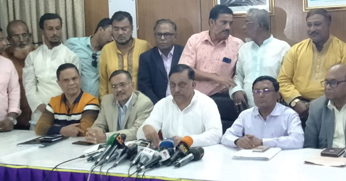 Home minister Asaduzzaman Khan Kamal talks to newsmen after a meeting with leaders of Bangladesh Truck, Covered-van Goods Transport Owners-Workers Oikya Parishad at his Dhanmondi residence early Thursday. Photo: UNB